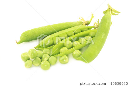 Fresh green peas 19639920