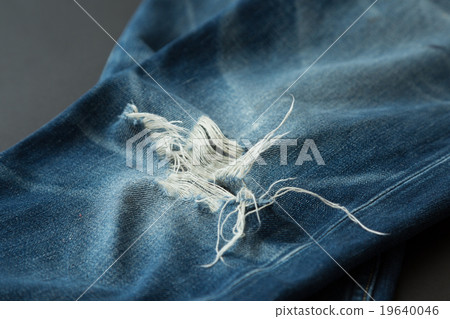 舊牛仔褲穿孔 舊牛仔褲穿孔 19640046