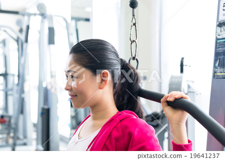 在健身健身房鍛煉的婦女 19641237