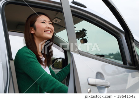 Drive leisure (female car car passenger car license driver traffic drivers get off) 19641542