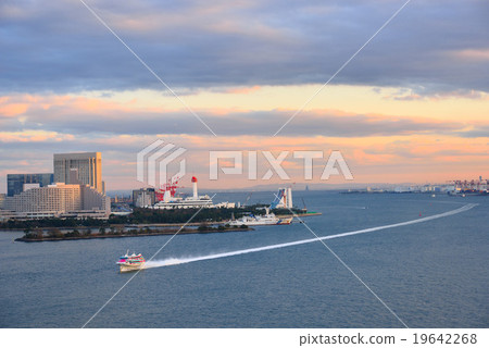Pleasure high-speed boat running along the ocean in Odaiba Pleasure high-speed boat running along the ocean in Odaiba 19642268