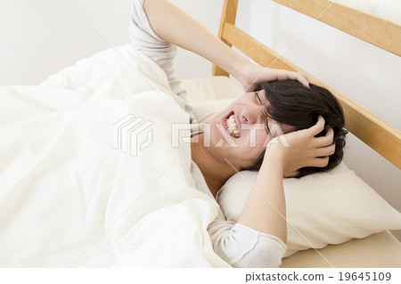 An image of a young man who can not wake up in the morning 19645109