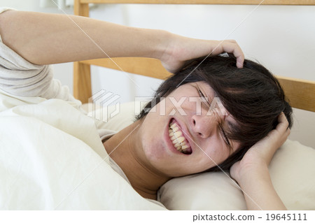 An image of a young man who can not wake up in the morning 19645111