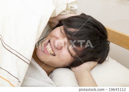 An image of a young man who can not wake up in the morning 19645112