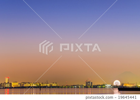 從船橋Sannose海濱公園的晚上風景 19645441