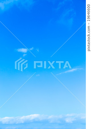 天空和雲彩積雲覆蓋普通的雲彩秋天天空白色雲彩和藍天背景材料拷貝空間字符空間 19646600