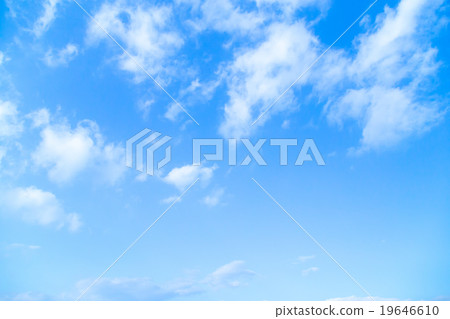 天空和雲彩積雲覆蓋普通的雲彩秋天天空白色雲彩和藍天背景材料拷貝空間字符空間 天空和雲彩積雲覆蓋普通的雲彩秋天天空白色雲彩和藍天背景材料拷貝空間字符空間 19646610