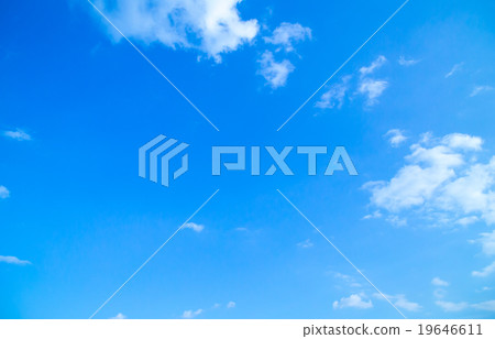 天空和雲彩積雲覆蓋普通的雲彩秋天天空白色雲彩和藍天背景材料拷貝空間字符空間 天空和雲彩積雲覆蓋普通的雲彩秋天天空白色雲彩和藍天背景材料拷貝空間字符空間 19646611