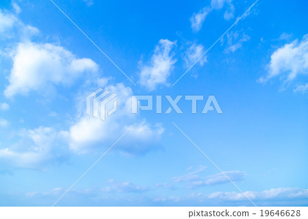 天空和雲彩積雲覆蓋普通的雲彩秋天天空白色雲彩和藍天背景材料拷貝空間字符空間 19646628