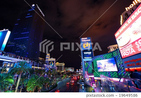 晚上在內華達州,美國拉斯維加斯景觀 晚上在內華達州,美國拉斯維加斯景觀 19649586