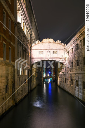 Bridge of sighs in Venice, Italy 19649906