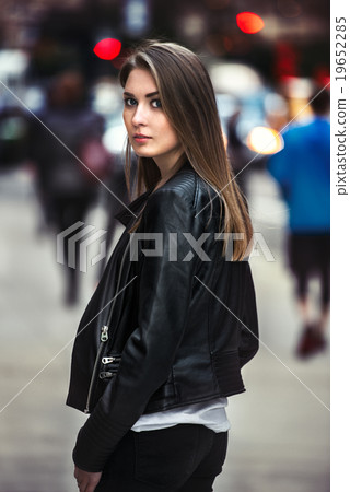 beautiful young woman walking on the crowd street 19652285