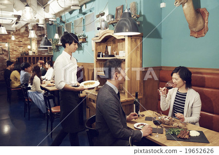 在時尚的餐廳享用晚餐 在時尚的餐廳享用晚餐 19652626