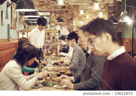 在時尚的餐廳享用晚餐 在時尚的餐廳享用晚餐 19652655