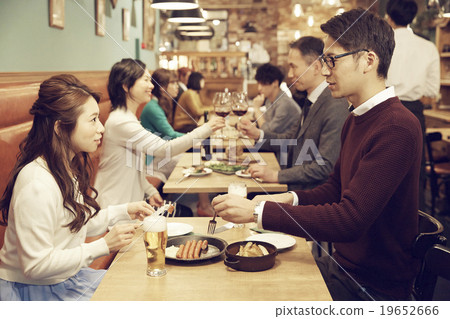 在時尚的餐廳享用晚餐 在時尚的餐廳享用晚餐 19652666