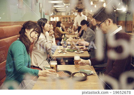 在時尚的餐廳享用晚餐 在時尚的餐廳享用晚餐 19652678