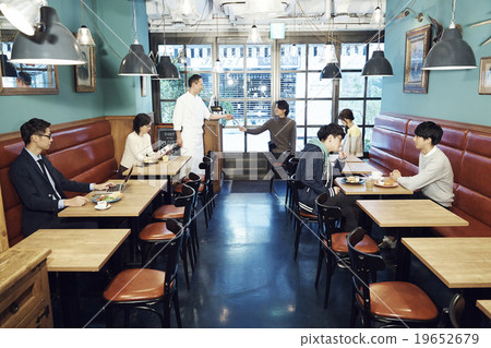 在時尚的餐廳享用午餐 在時尚的餐廳享用午餐 19652679