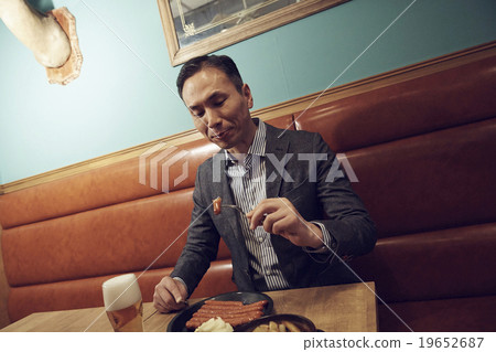 一個人在餐廳用餐 19652687