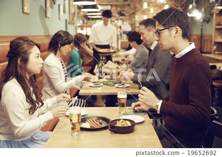 在時尚的餐廳享用晚餐 在時尚的餐廳享用晚餐 19652692