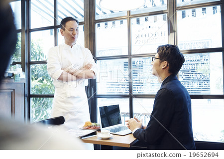 一名工薪族與廚師交談 19652694