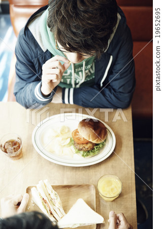 男人和朋友在咖啡館共進午餐 19652695