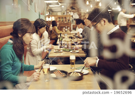 在時尚的餐廳享用晚餐 在時尚的餐廳享用晚餐 19652696