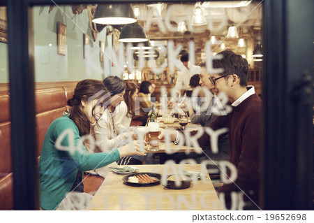 在時尚的餐廳享用晚餐 在時尚的餐廳享用晚餐 19652698