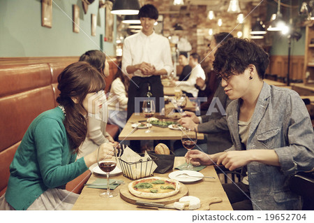 在時尚的餐廳享用晚餐 19652704