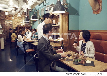 在時尚的餐廳享用晚餐 19652705