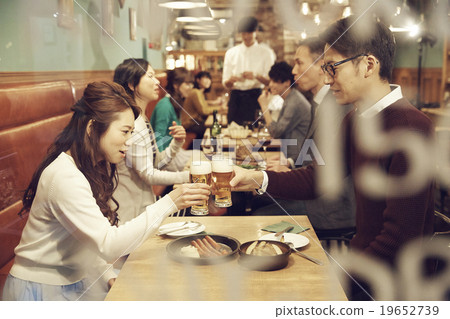 在時尚的餐廳享用晚餐 在時尚的餐廳享用晚餐 19652739