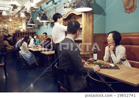 在時尚的餐廳享用晚餐 在時尚的餐廳享用晚餐 19652741