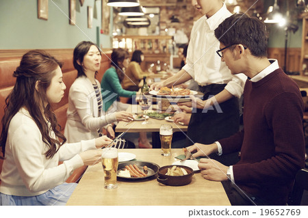 在時尚的餐廳享用晚餐 在時尚的餐廳享用晚餐 19652769