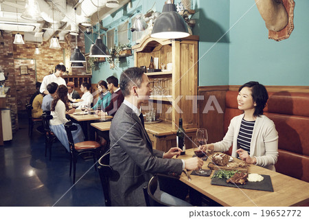 在時尚的餐廳享用晚餐 在時尚的餐廳享用晚餐 19652772