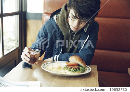 一個人在咖啡館吃午飯 19652780