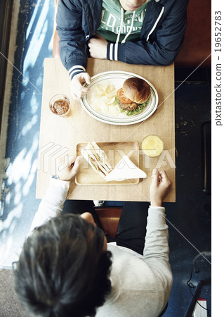 A man who is lunch at a cafe 19652783
