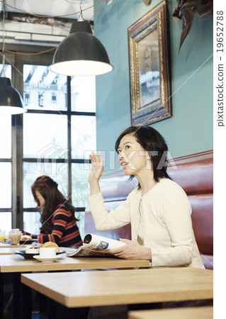A woman ordering at a cafe 19652788