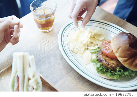 一個人在咖啡館吃午飯 19652793