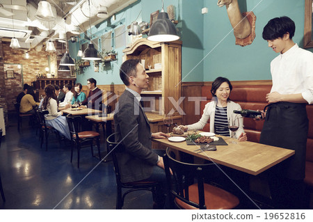 在時尚的餐廳享用晚餐 在時尚的餐廳享用晚餐 19652816