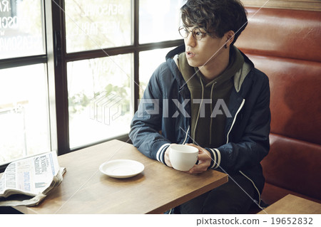 A man who is lunch at a cafe 19652832