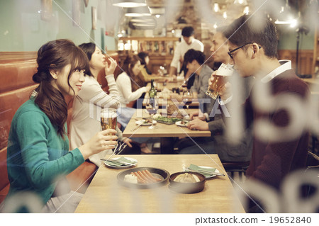 在時尚的餐廳享用晚餐 在時尚的餐廳享用晚餐 19652840