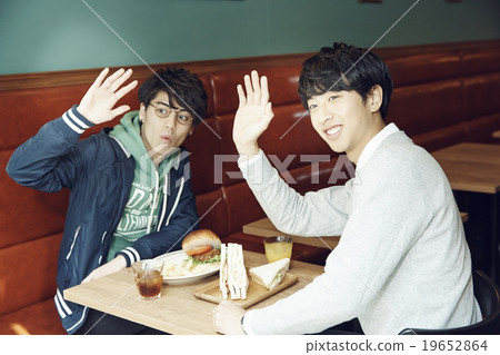 一個人在咖啡館吃午飯 一個人在咖啡館吃午飯 19652864