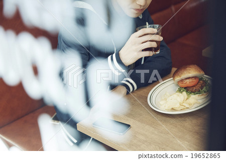A man who is lunch at a cafe 19652865