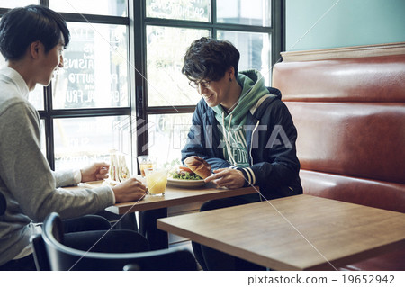 一個人在咖啡館吃午飯 19652942