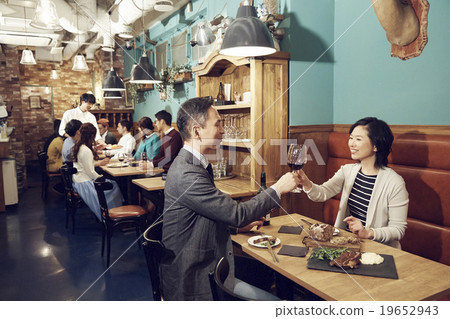 在時尚的餐廳享用晚餐 在時尚的餐廳享用晚餐 19652943