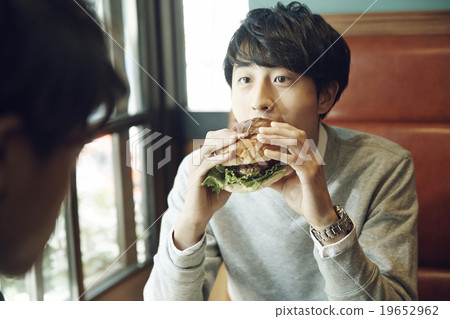 一個人在咖啡館吃午飯 19652962