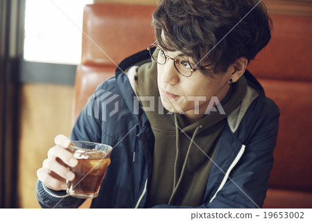 A man who is lunch at a cafe 19653002