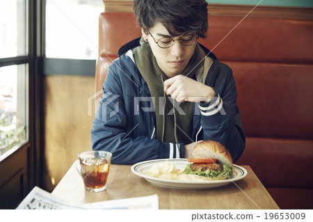 A man who is lunch at a cafe 19653009