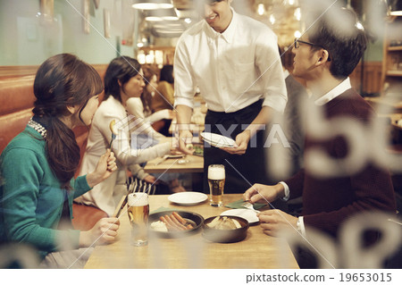 在時尚的餐廳享用晚餐 19653015