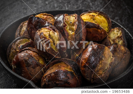 烤栗子和鐵鍋木炭火烤栗子和鐵鍋 19653486