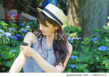 一個美麗的女人畫防曬霜 一個美麗的女人畫防曬霜 19655173